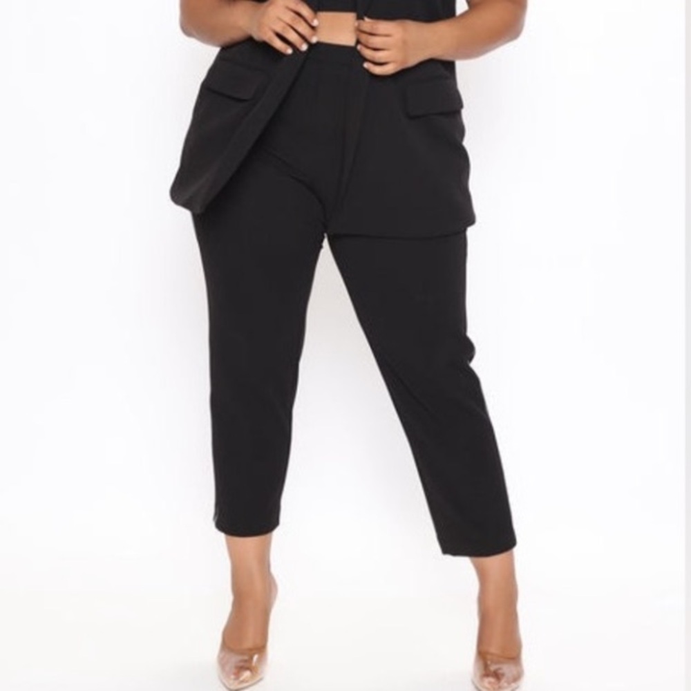 🟠NWT Sasha Cropped Trousers with Faux Leather Seam Detail - Black 1X